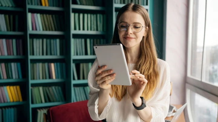 Frau mit Tablet in Hand